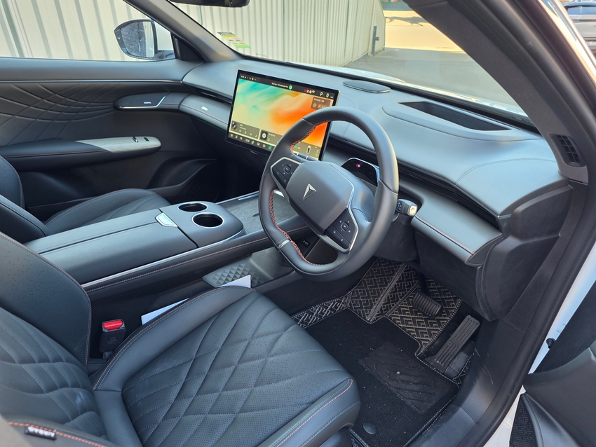 Deepal S07 front seats, centre console and touchscreen