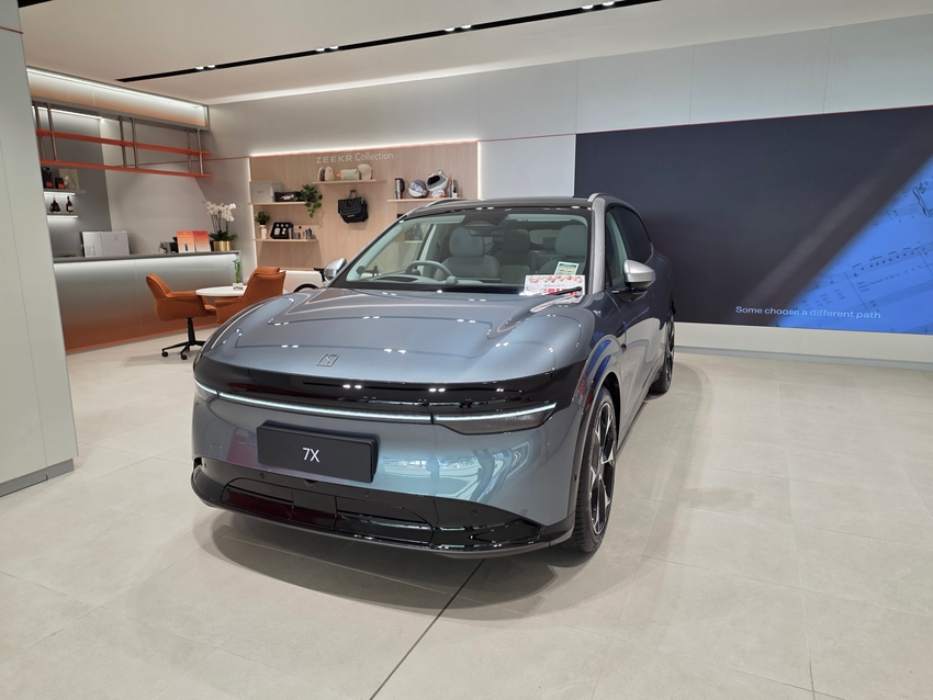 Front three-quarter view of a Zeekr 7X in a showroom