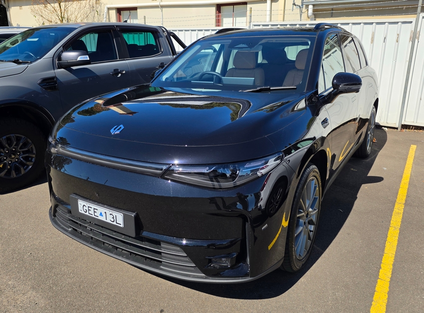 Black Leapmotor C10 viewed from the front
